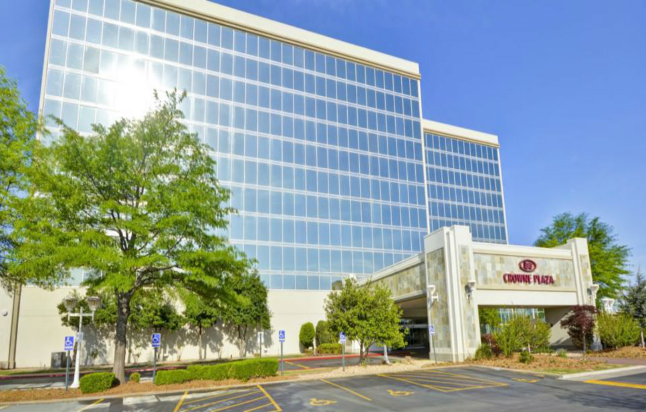 Crowne Plaza Tulsa Hotel Southern Hills Exterior photo
