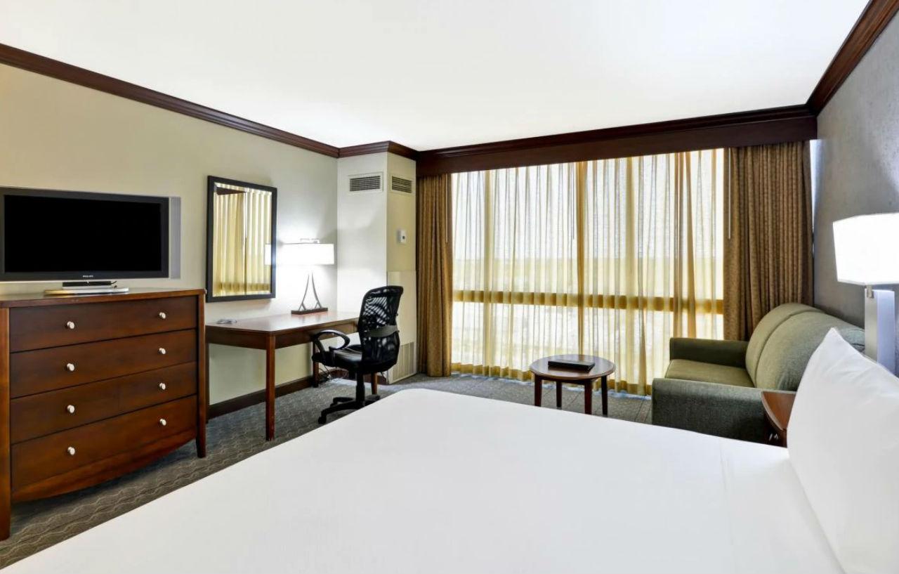 Crowne Plaza Tulsa Hotel Southern Hills Exterior photo